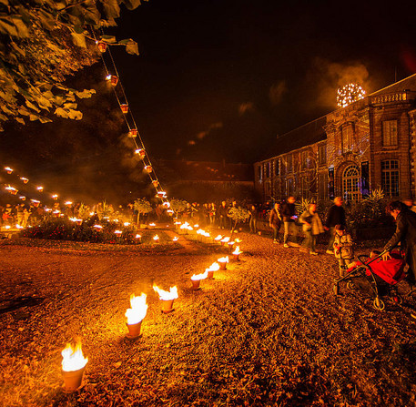 Installation de feu, de la compagnie Carabosse, jardins de l'Évêché – Ville de Chartres