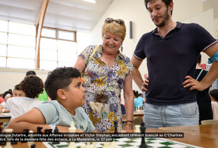 Dominique Dutartre, adjointe aux Affaires scolaires et Victor Stéphan, encadrant référent licencié au C’Chartres Échecs, lors de la dernière fête des échecs, à La Madeleine, le 27 juin