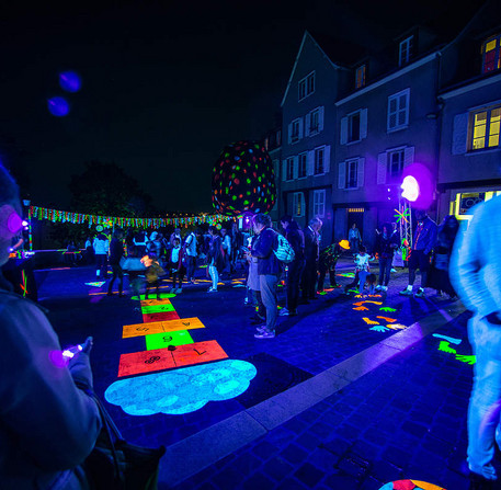 Déambulation et animation « Black Light City », de l'Espace famille, place de la poissonnerie – Ville de Chartres