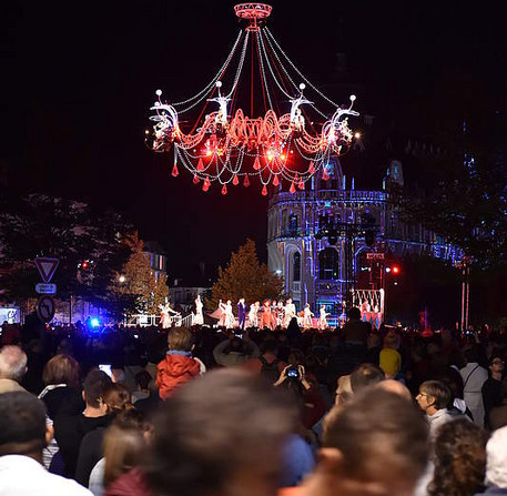 Spectacle participatif « Cristal Palace », de la compagnie Transe Express, place des Épars – Ville de Chartres