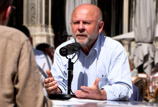 Le maire Jean-Pierre Gorges au micro d'une radio locale sur une terrasse du cœur de ville