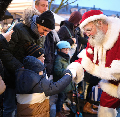 Le p&egrave;re No&euml;l salue un enfant, place des &Eacute;pars &agrave; Chartres