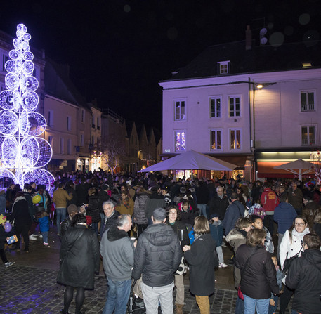 Noël à Chartres 2018, illumination du sapin place Marceau – Ville de Chartres