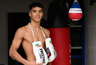 Mohamed El Baroudi, avec ses gants de boxe autour du cou