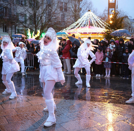 La danse des animateurs de No&euml;l devant le man&egrave;ge, place des Epars &agrave; Chartres.
