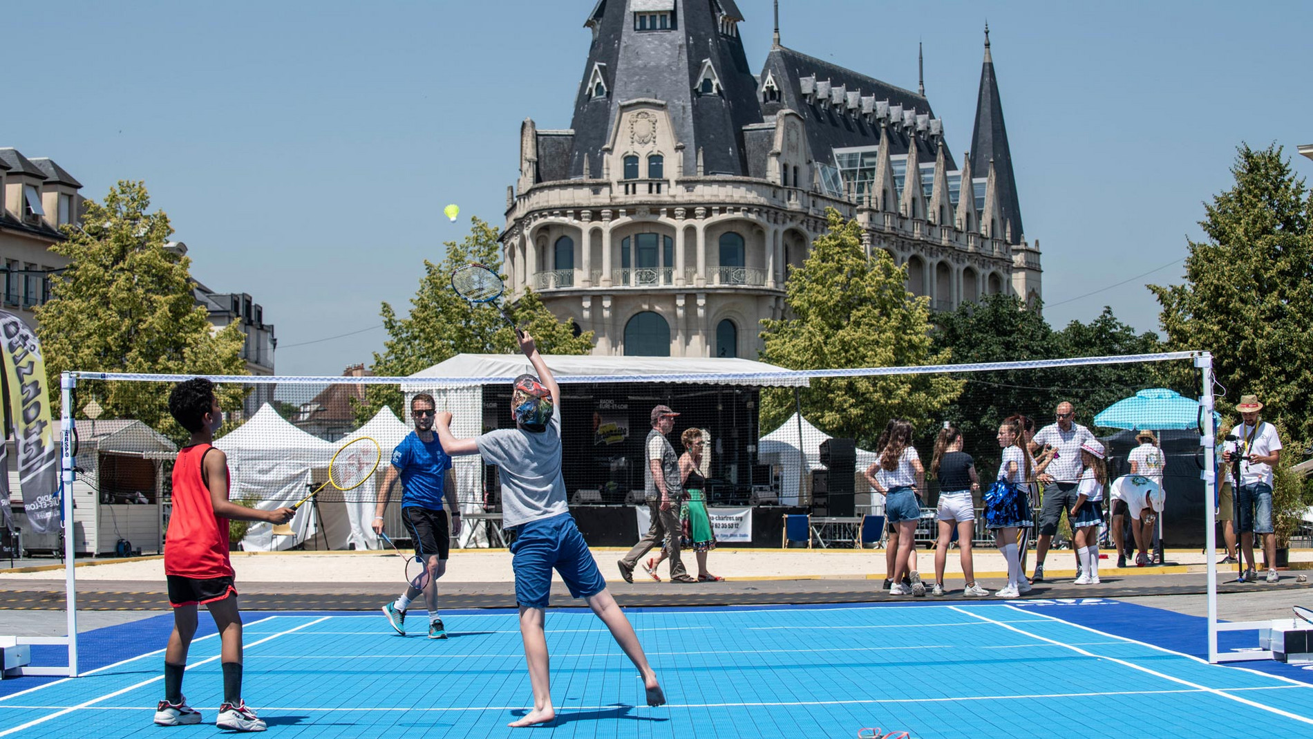 C l'été : badminton sur la place des Épars à Chartres