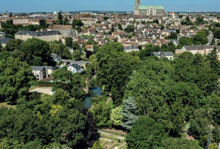 Vue aérienne de Chartres avec le parc des Bords-de-l'Eure au premier plan