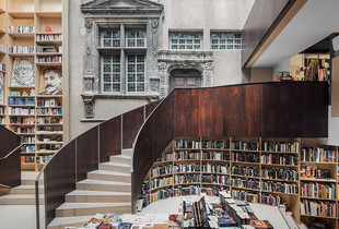 L'int&eacute;rieur de la l&rsquo;Esperlu&egrave;te, l'une des plus belles librairies du monde, avec des &eacute;tag&egrave;res recouvertes de livres