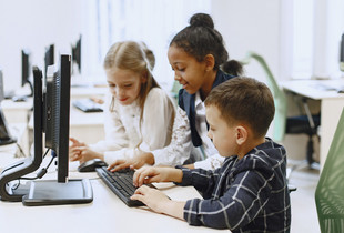 Enfants devant un ordinateur