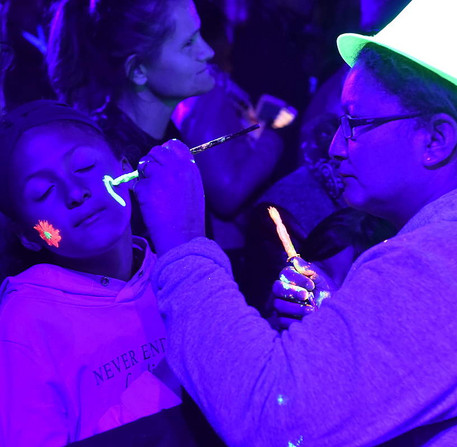 Déambulation et animation « Black Light City », de l'Espace famille, place de la poissonnerie – Ville de Chartres