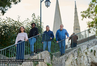 AFM Téléthon : dans le feu de l'action Les bénévoles de l’AFM Téléthon 28 posant des les escaliers de la place de la poissonnerie à Chartres