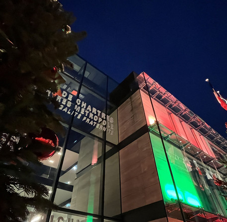 L'entr&eacute;e d'Autricum - Hotel de Ville d&eacute;cor&eacute; aux couleurs de No&euml;l