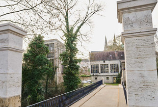 Ateliers Lorin : entrée en majesté La nouvelle passerelle des ateliers Lorin, avec ses imposants piliers, remise en état selon des savoir-faire historiques