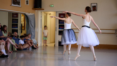 Cliquer pour en savoir plus Danseuses du Conservatoire à rayonnement départemental en représentation dans la salle de danse