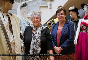 Monique Annède, présidente de la Dame à la Licorne et Anne-Marie Borderon, vice-présidente, devant des costumes réalisés par l'association