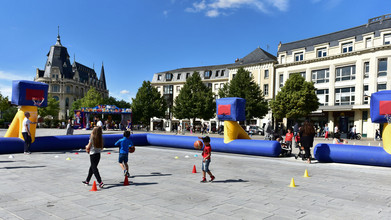 Enfants jouant au basket sur la place des Épars à Chartres