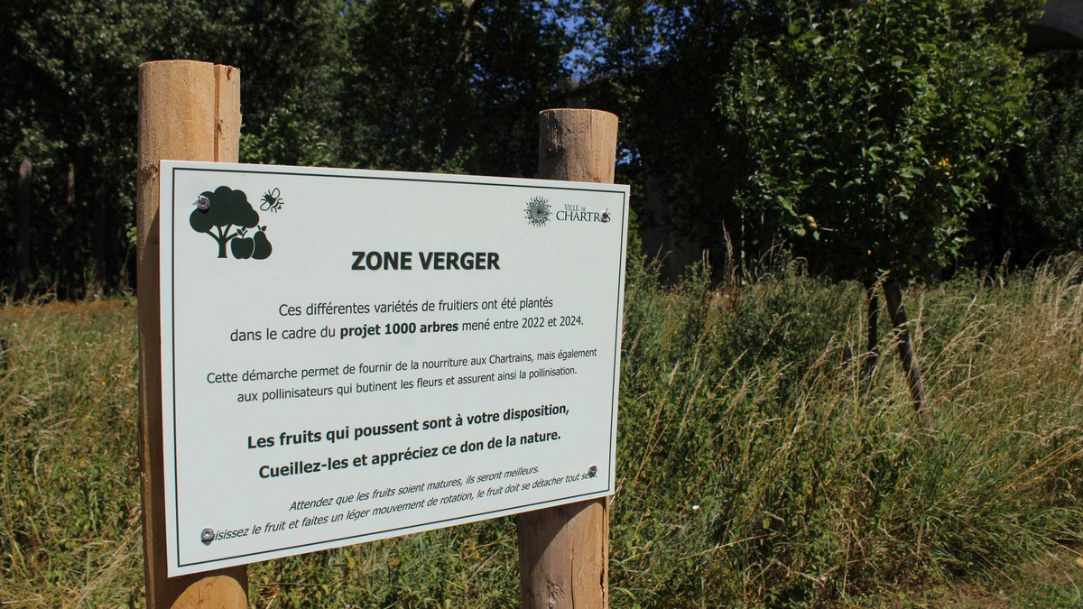Zone verger des Grands-Près Panneau indiquant une zone verger à Chartres