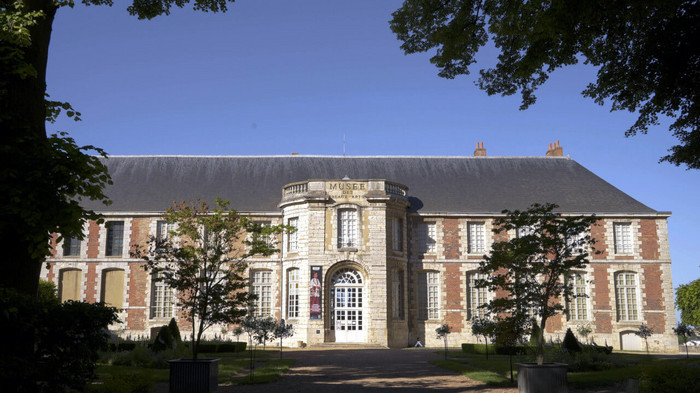 Balade dans le cloître Notre-Dame : le palais épiscopal – Ville de Chartres