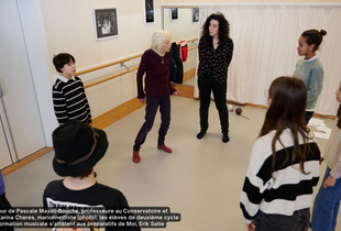 Autour de Pascale Mayali-Bouche, professeure au Conservatoire et de Karina Cheres, marionnettiste (photo), les &eacute;l&egrave;ves de deuxi&egrave;me cycle en formation musicale s&rsquo;att&egrave;lent aux pr&eacute;paratifs de Moi, Erik Satie