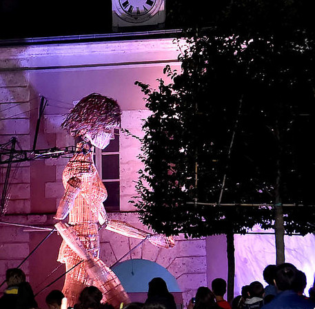 Déambulation « Via », de la compagnie L'Homme debout, place des Épars – Ville de Chartres