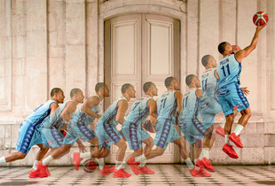Exemple de chronophotographie avec un mouvement décomposé d'un joueur de basket