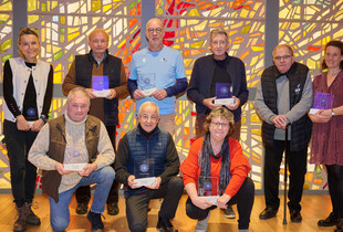 Vœux aux associations 2026 : cœur battant de la vie chartraine Les bénévoles méritants 2026, tenant leur trophée