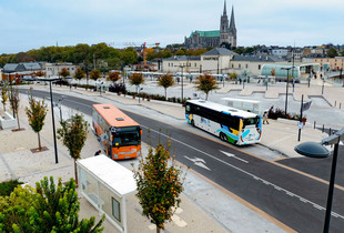 Vue sur le pôle d'échange multimodal de la gare de Chartres, sur les quais des bus
