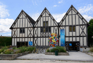 Façade principale du centre international du vitrail