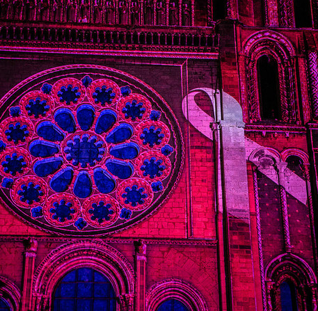 Illumination de la cathédrale en rose pour Octobre rose, avec Les Flammes en Rose – Ville de Chartres