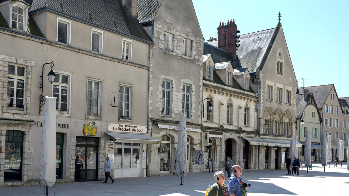 Des façades du cloître Notre-Dame, côté portail sud en juin 2025, après travaux. 