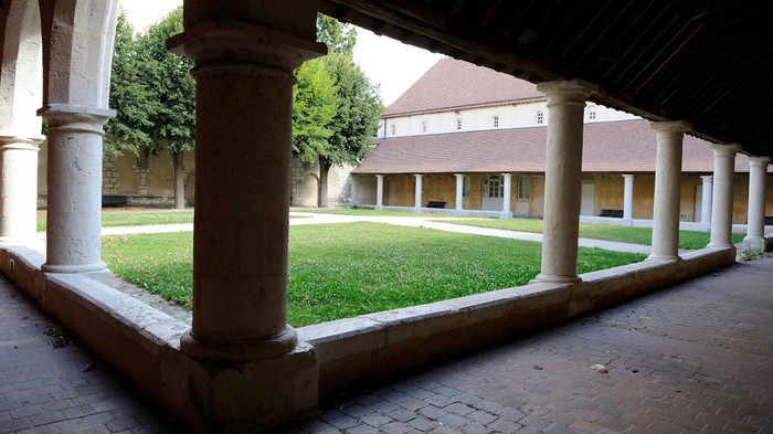 Balade dans le cœur de ville : le cloître des Cordeliers – Ville de Chartres