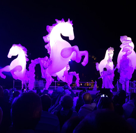 Déambulation « FierS à Cheval », de la compagnie des Quidams, place des Épars – Ville de Chartres