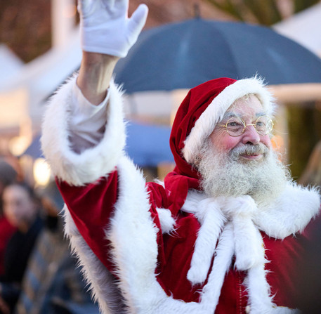 Le p&egrave;re No&euml;l salue le public &agrave; Chartres