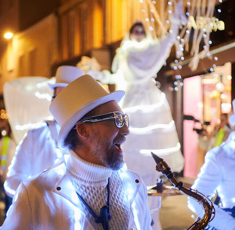 Portrait d'un musicien du Bel Orchestre de No&euml;l, place Marceau &agrave; Chartres.