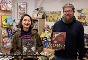 Marine Gouley, libraire et J&eacute;r&eacute;mie Barbarin, g&eacute;rant de BD Flash et de BD Flash Manga, qui tiennent leurs BD coup de c&oelig;ur