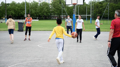 Jeunes jouant au basket au stade des Bas-Bourgs à Chartres