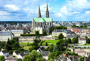 Vue aérienne du jardin de l'évêché devant la cathédrale.