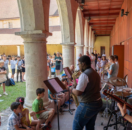 Journée portes ouvertes au Conservatoire à rayonnement départemental de Chartres Concert des élèves du onservatoire à rayonnement départemental de Chartres organisé lors de la journée porte ouverte dans le cloître