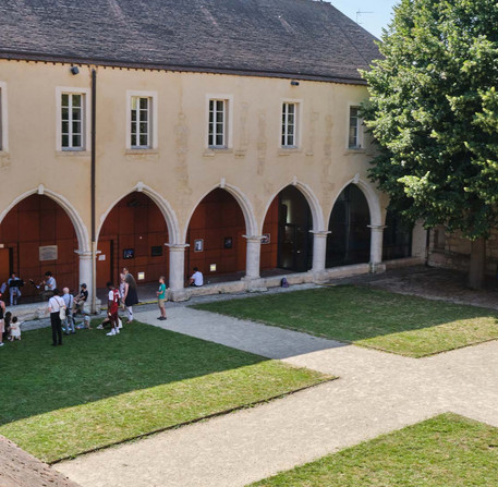 Conservatoire à rayonnement départemental de Chartres : cloître des Cordeliers Conservatoire à rayonnement départemental de Chartres : cloître des Cordeliers