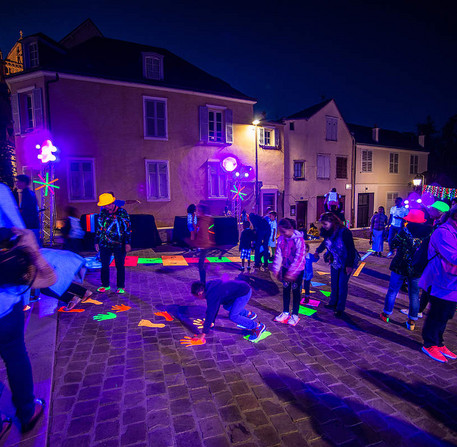 Déambulation et animation « Black Light City », de l'Espace famille, place de la poissonnerie – Ville de Chartres