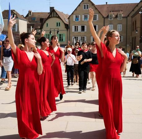 Danseuses du Conservatoire à rayonnement départemental en représentation dans les rues de Chartres Danseuses du Conservatoire à rayonnement départemental en représentation dans les rues de Chartres