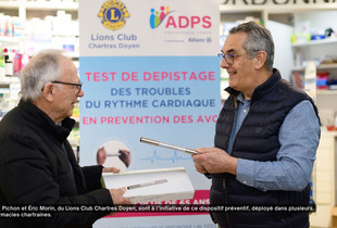 Deux personnes autour d'un test de dépistage en prévention des avc dans une pharmacie