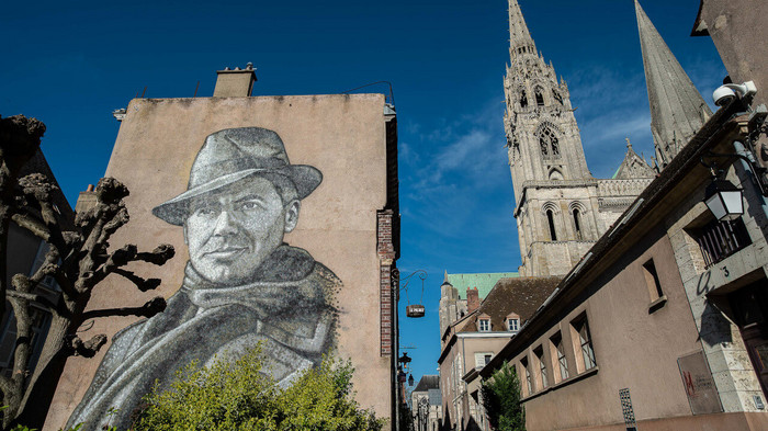 Les fresques dans la ville : le portrait de Jean Moulin – Ville de Chartres