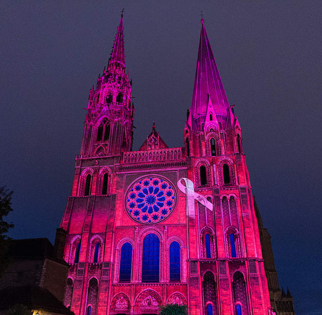 Illumination de la cathédrale en rose pour Octobre rose, avec Les Flammes en Rose – Ville de Chartres