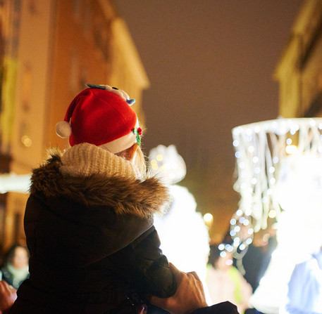 Un enfant admire la parade du Bel Orchestre de No&euml;l, dans une rue de Chartres.