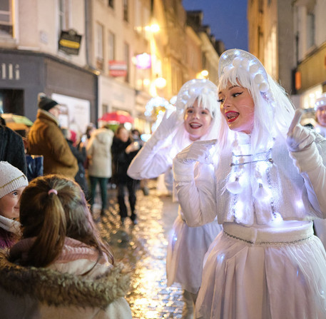 Les animateurs de No&euml;l &eacute;merveillent les enfants dans une rue de Chartres.