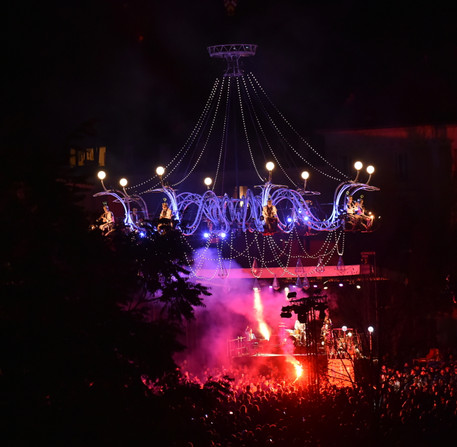 Spectacle participatif « Cristal Palace », de la compagnie Transe Express, place des Épars – Ville de Chartres