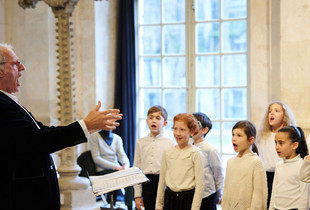 Philippe Fr&eacute;mont qui dirige avec brio le choeur des jeunes chanteurs du Conservatoire au mus&eacute;e des Beaux-Arts