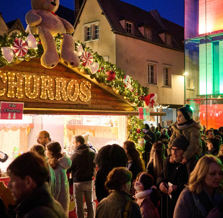 La foule devant un stand du march&eacute; de No&euml;l, place des Halles &agrave; Chartres.