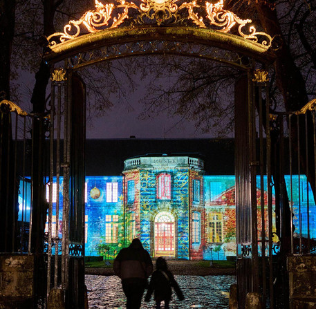Le portail illumin&eacute; du mus&eacute;e des Beaux-Arts durant les f&ecirc;tes de No&euml;l &agrave; Chartres.